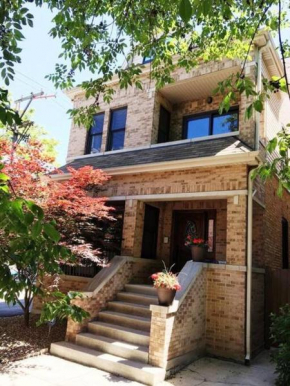 Large, Upscale Beautiful Home Perfect for Entertaining, Near Wrigley
